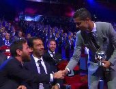 ميسي يهنئ رونالدو بعد تتويجه بلقب أفضل مهاجم فى دورى أبطال أوروبا