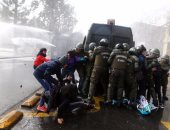اشتباكات عنيفة بين شرطة تشيلى ومحتجين يطالبون بتغيير نظام التعليم