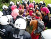 بالصور.. الشرطة الألمانية تطوق المتظاهرين ضد تعدين الفحم البنى 