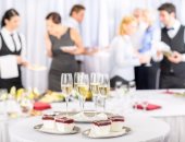 دليلك لقواعد الإتيكيت.. كيفية التعامل مع الضيوف والجلوس إلى المائدة