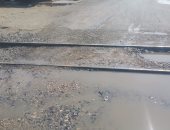 بالصور.. شكاوى من طفح مياه الصرف وسوء حالة مزلقان سكك حديد ميناء دمياط