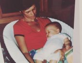 شاهد صورة نادرة لـ كاتى هولمز بمرحلة الطفولة مع والدتها