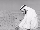 حاكم دبى ينشر صورة للشيخ زايد آل نهيان ويؤكد: رأيته يعمل 40 عاماً دون راحة