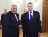 سامح شكرى يلتقى رئيس رومانيا ويسلمه رسالة من الرئيس السيسى