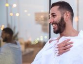 بالصور.. بنزيما يستغل استبعاده من منتخب فرنسا لأداء فريضة الحج