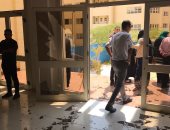 بالفيديو والصور.. ولى أمر يعتدى على أمن المدرسة الألمانية بالتجمع ويحطم زجاج الفصول