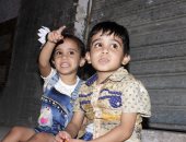 "يوسف وملك" طفلان يدفعان ضريبة انفصال والديهما.. وتربيهما "فاعلة خير"