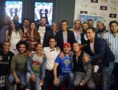 سامح حسين يحتفل بعرض "بث مباشر"مع صناع العمل