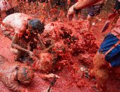بالصور.. انطلاق مهرجان "حرب الطماطم" فى إسبانيا
