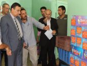 بالصور.. السكرتير العام المساعد لكفر الشيخ يضبط 630 كرتونة عصائر غير صالحة