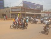 بالصور.. الفوفوزيلا تظهر مع جماهير أوغندا قبل مواجهة مصر 