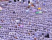 بالصور.. حجاج بيت الله الحرام يؤدون صلاتى الظهر والعصر
