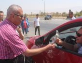 محافظ السويس يوزع الورود على المواطنين بمناسبة عيد الاضحي