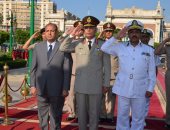 بالصور .. محافظ الإسكندرية يضع إكليل الزهور على النصب التذكارى للشهداء