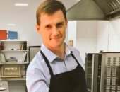 أحدث تقاليع سفير بريطانيا بالقاهرة.. يطبُخ فتة مصرية باللحمة فى العيد