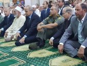 محافظ القليوبية يؤدى صلاة العيد بين المواطنين بمسجد ناصر ببنها