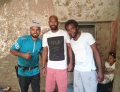 بالصور.. شيكابالا يذبح أضحيته مع أسرته فى أسوان