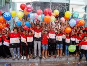 الأطفال يرتدون تى شيرتات بعلم مصر فى ساحة مصطفى محمود احتفالا بالعيد