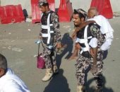 صورة بألف معنى.. جندى سعودى يحمل حاج لمساعدته على أداء المناسك المقدسة