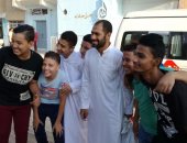 شاهد.. حسنى عبد ربه يصلى العيد ويذبح الأضحية 