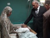 بالصور .. محافظ السويس يزور المرضى بمستشفى التأمين والحميات فى أول أيام العيد