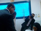 بالصور .. محافظ مطروح يزور المرضى ويوزع عليهم الهدايا بالمستشفيات