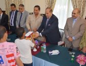 بالصور .. محافظ سوهاج يوزع الهدايا و العيدية على الأطفال الأيتام 