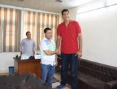 بالصور.. "مازنجر" أطول رجل فى مصر: "مبسوط جدًا بطولى والرئيس مثلى الأعلى"