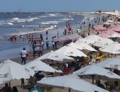 بالصور.. آلاف المصطافين على شاطئ بورسعيد احتفالا بثانى أيام العيد