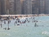 بالصور.. تزايد الإقبال على شواطئ الإسكندرية فى ثانى أيام عيد الأضحى