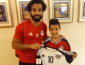 محمد صلاح يلبى رغبة طفل مبتور القدم ويهديه قميصه