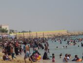 بالفيديو والصور .. شواطئ السخنة والأدبية كاملة العدد في ثاني أيام العيد