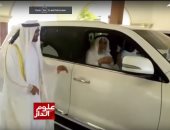 إشادة واسعة على مواقع التواصل بفيديو لمحمد بن زايد يرافق رجلا مسنا لسيارته