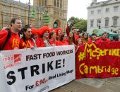 بالصور.. عمال "ماكدونالدز" فى بريطانيا يضربون عن العمل لتحسين أوضاع العمل