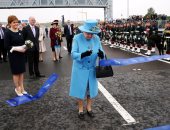 بالصور.. الملكة إليزابيث تفتتح أطول جسر هيكلى فى العالم بطول 2.7 كم