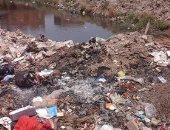 بالصور.. تلال القمامة تحاصر ترعة قرية باقوس بالقليوبية