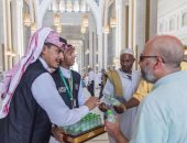 بالصور.. السعوديون يستقبلون الحجاج بماء زمزم فى الكعبة والمسجد النبوى