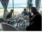 ميدو ينشر صورة أثناء تناول الإفطار مع نجليه بالإسكندرية قبل موقعة الثأر