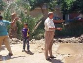 بالصور.. إصلاح كسر بماسورة مياه بجوار كوبرى الشمندية بمركز المنشاة بسوهاج