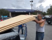 بالصور.. مواطنون أمريكيون يستعدون لإعصار إرما بألواح الأخشاب وتخزين الطعام