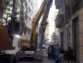 توقف أعمال التنقيب عن جثث تحت عقار الإسكندرية المنهار.. وجارى رفع الأنقاض