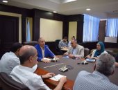 محافظ البحر الأحمر يناقش مع نائب وزير الإسكان مشروعات تطوير العشوائيات