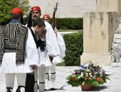 بالصور.. الرئيس الفرنسى يضع إكليلا من الزهور على قبر الجندى المجهول فى أثينا