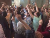 مئات المستفيدين من حكم القضاء الإدارى بالنيابة الإدارية يهتفون: تحيا مصر