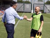 تعرف على تفاصيل اجتماع إنييستا مع رئيس برشلونة