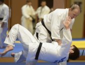 رئيس الوزراء اليابانى يقترح تنظيم بطولة فى الجودو بمشاركة بوتين