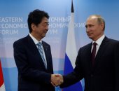 بالصور..رئيس الوزراء اليابانى يدعو بوتين لإبرام معاهدة السلام بين البلدين