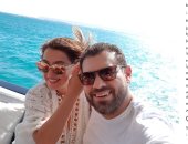 كنده علوش تنشر صورة جديدة بصحبة عمرو يوسف بشواطئ الجونة