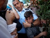 بالصور.. قوات الاحتلال تعتقل طفلا فلسطينا رفض إخلاء منزل لصالح مستوطنين