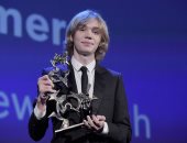 تشارلى بلومر يفوز بجائزة Marcello Mastroianni أفضل ممثل شاب بمهرجان فينسيا  